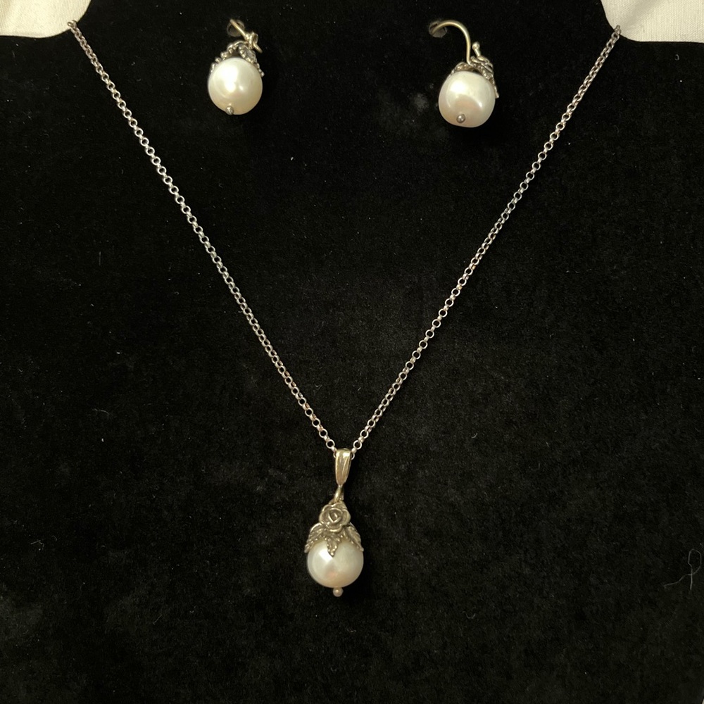 Beautiful Necklace and Earring Set, 🌹 roses. Unsure metal type